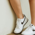 So stylst du deinen Plisseerock mit Sneakern: 7 moderne Looks für jeden Tag