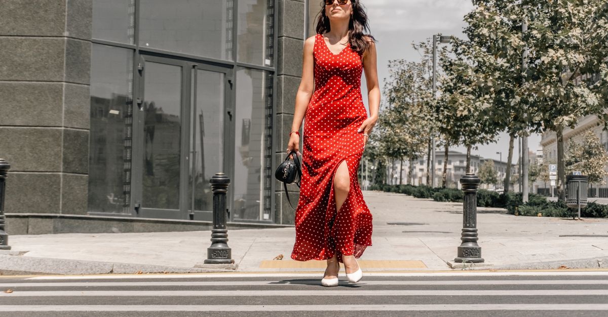 Maxikleider, die kleinen Frauen perfekt stehen: Styling-Tricks für eine größere Silhouette