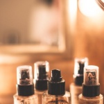 Frischer Ansatz in Sekunden: Puder oder Spray – was passt besser zu deinem Haar?
