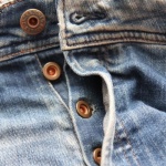 Von Stonewashed bis Raw: Welche Jeanswaschungen deinen Look wirklich verändern